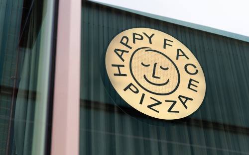 هویت برند پیتزای Happy Face توسط PentagramHappy Face Pizza…